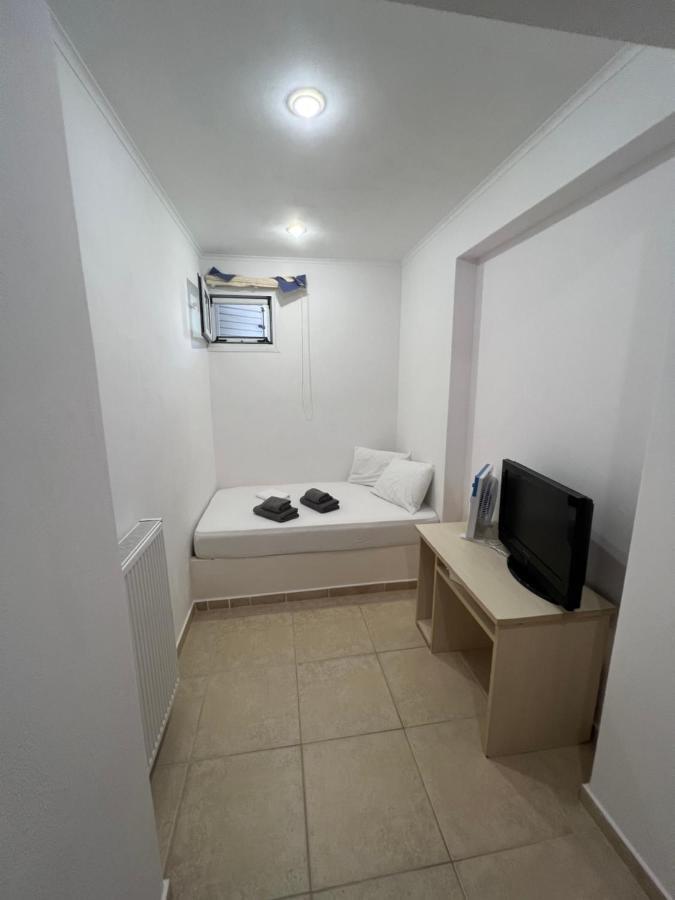 Apartment In Salamina With Garden & Sea View Selinia Exterior foto